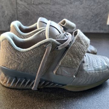 NIKE Romaleos 3XD - Čevlji za dvigovanje uteži, počepe (42)