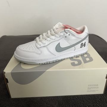Nike supreme sb dunk