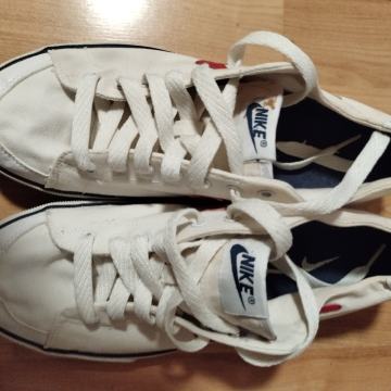 Nizke, bele platnene NIKE.     št. 42
