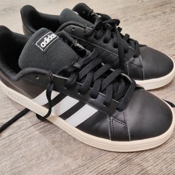 Nizki moški čevlji Adidas, številka 40 2/3