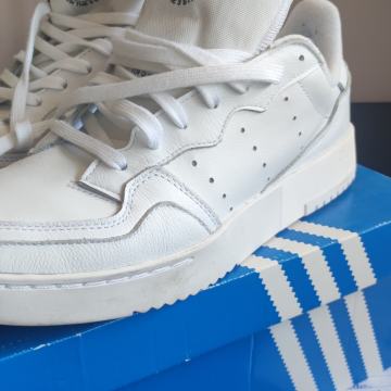 PRODAM NOVE ADIDAS TENNIS COURT