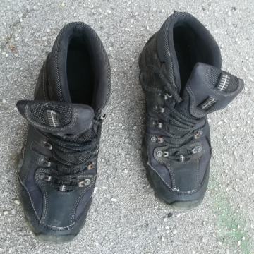 Prodam pohodne čevlje st 41