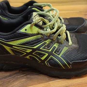 Športni treking copati Asics št. 41.5 kot novi