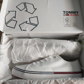 ORIGINAL TOMMY HILFIGER JEANS SUPERGE VELIKOST 44 NOVO!