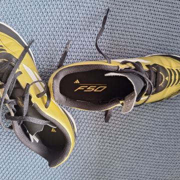 Adidas čevlji za dvoranski nogomet, št 38 2/3