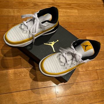 Air Jordan Aura 5 (št. 37,5)
