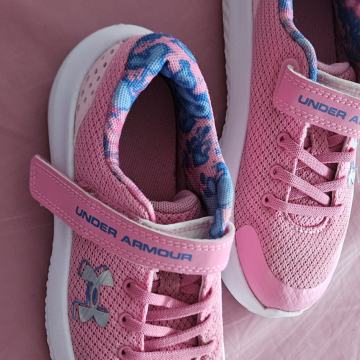 Under Armour supege, roza barve, stevilka 30