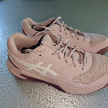 Asics dvoranske superge 37,5 kot nove