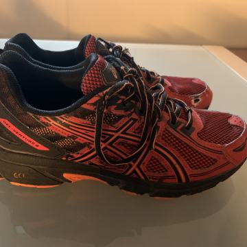 asics superge številka 39