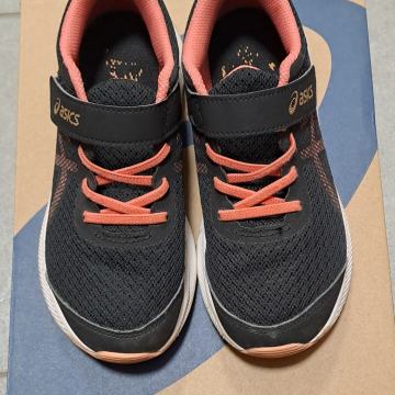 Asics superge številka 32,5 in Salomon pohodni čevlji stevilka 32