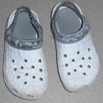 Beli plastični cokli, kroksi št. 28-29-30