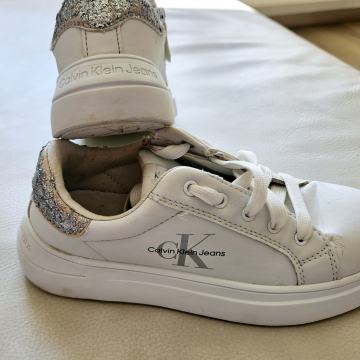Calvin Klein superge 32