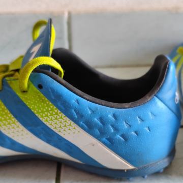 Nogometni čevlji z ulitimi čepi (kopačke) Adidas, št. 34