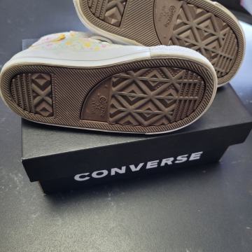 Converse čevelj številka 23
