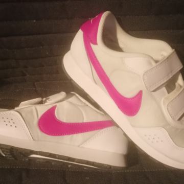 Dekliške Nike nove teniske velikosti 35