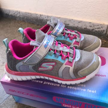 Dekliske supergice, dekliski sportni copati, nove sketchers st. 33