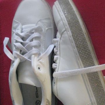 Dekliški športni copati-beli z bleščečo prelivajoco se obrobo, st.35