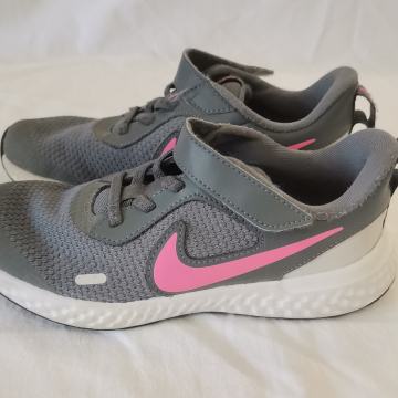 Dekliški športni copati NIKE, vel. 32