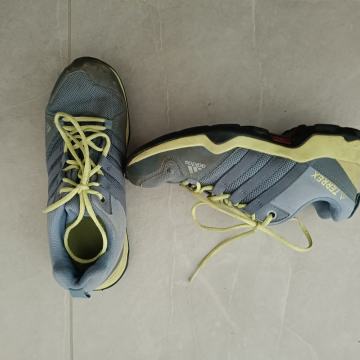Deške superge Adidas št. 33
