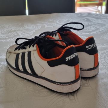 Fantovske usnjene Adidaske Streetbal Superstar št. 33, 2 para
