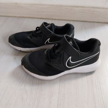 Fantovski čevlji Nike št. 32