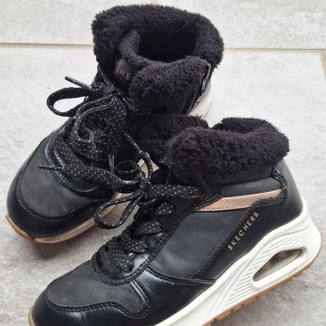 Gležnarji Skechers 30, gratis superge Skechers 30