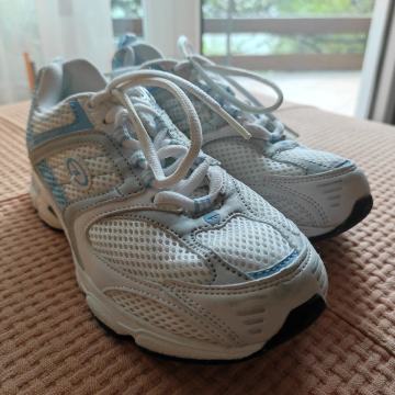 Izredno malo rabljeni športni čevlji Hi-Tec R100 št. 35