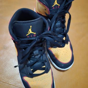 Nike Air Jordan 1 Mid SE, št. 39
