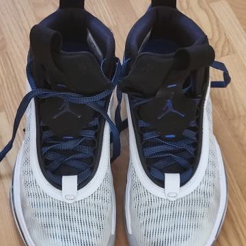 Košarkarske superge Air Jordan, st. 38,5