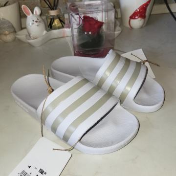 Novi natikači Adidas 37