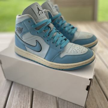 NIKE AIR JORDAN1 MID SE št. 38