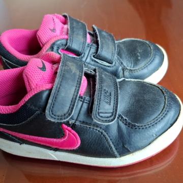 Nike dekliški športni čevlji - teniske št. 26