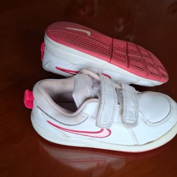 Nike dekliški športni čevlji - teniske št. 26