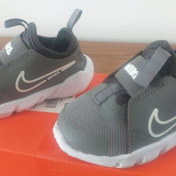Nike Flex Runner 2 (TDV) otroški športni copati (št. 21 / 13 cm)