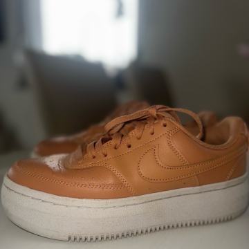 Nike superge Air Force 1 (karamel barva)