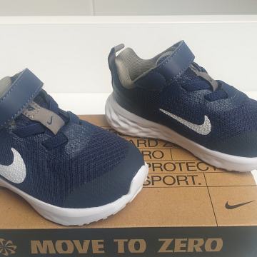 Nike Revolution 6 NN (TDV) otroški športni copati (št. 21 / 13,2 cm)