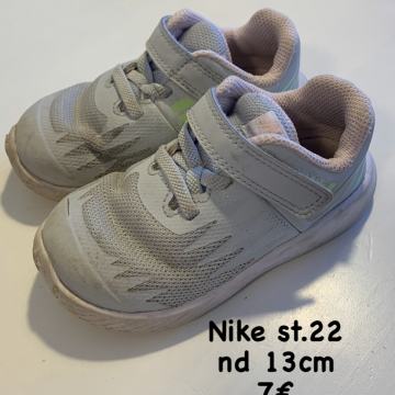 Nike st.22