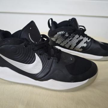 NIKE Team Hustle D 9 - vel. 38,5