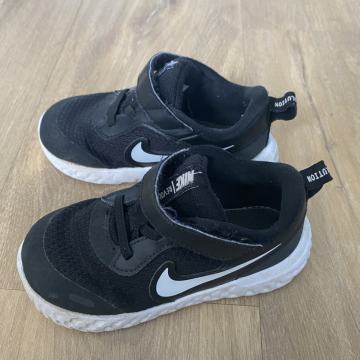 Otroške Nike superge Revolution 5, številka 26