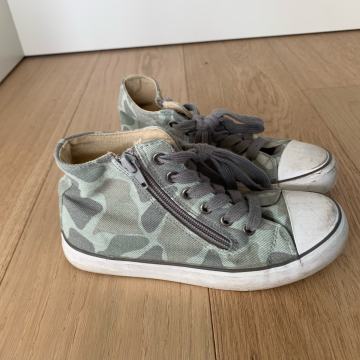 Otroške superge št. 32 benetton