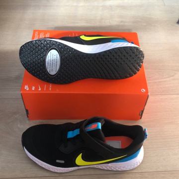Otroški čevlji nike št35