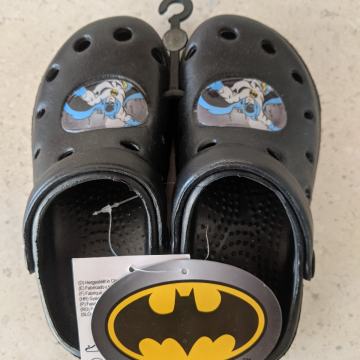Novi otroški podloženi crocsi Batman št 28/29