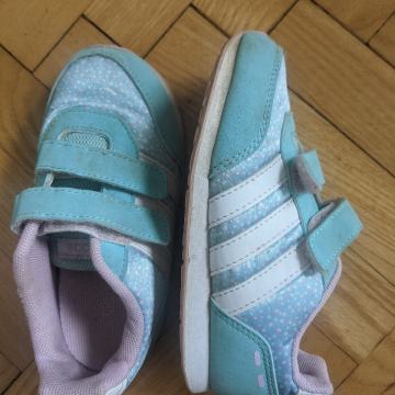 otroški/dekliški copati Adidas št 26