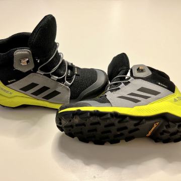 Otroški pohodni čevlji adidas TERREX MID GTX K št. 31,5 (Gore-Tex)