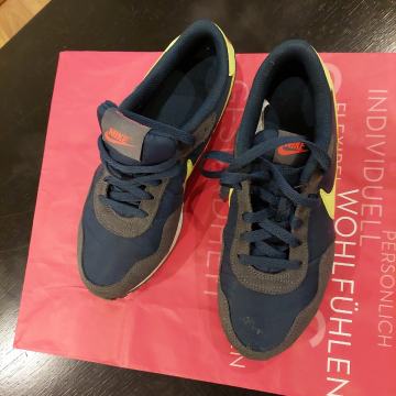 Športni copati Nike 38