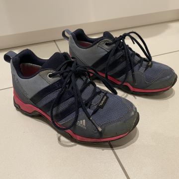Pohodni čevlji Adidas št 30,5