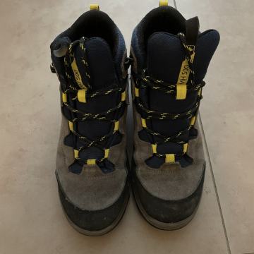 Pohodni čevlji gojzerji št. 37