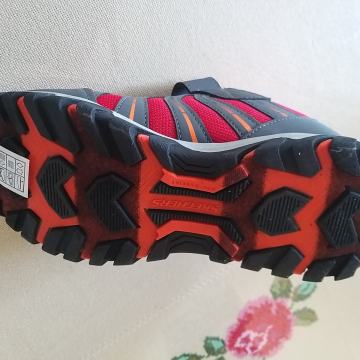 Skechers popolnoma novi št. 35