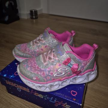 Skechers superge st. 25 za puncko