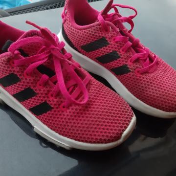 Športna obutev znamke Adidas, velikost 32, odlične